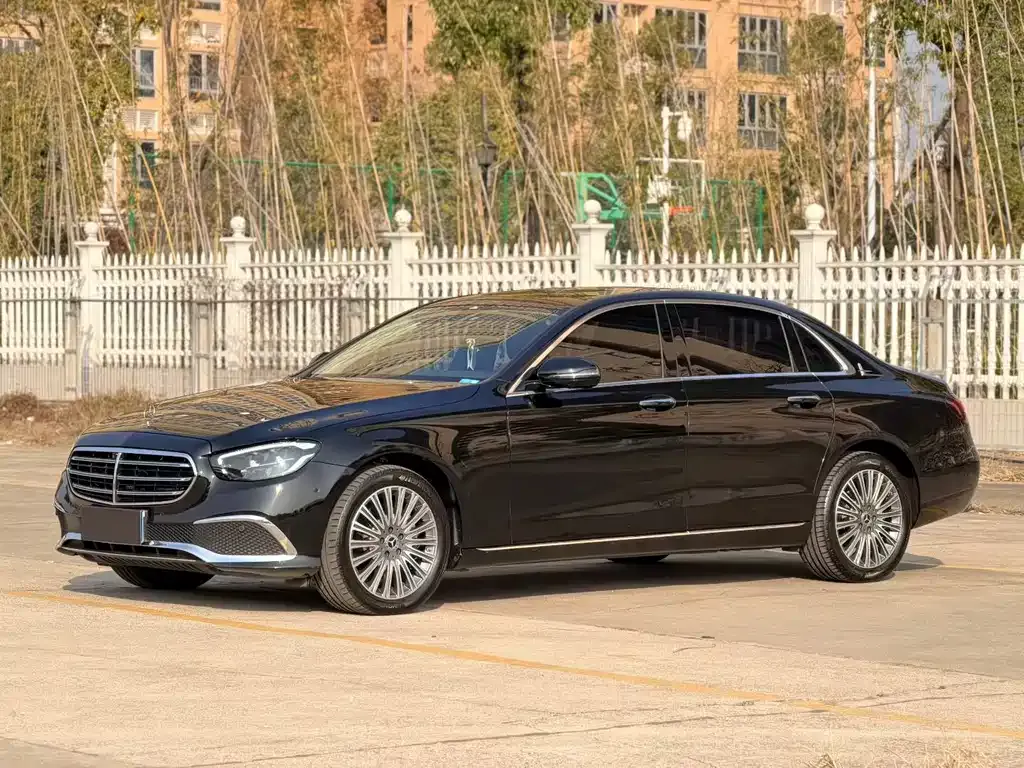 Mercedes-Benz E-Class — фото 1