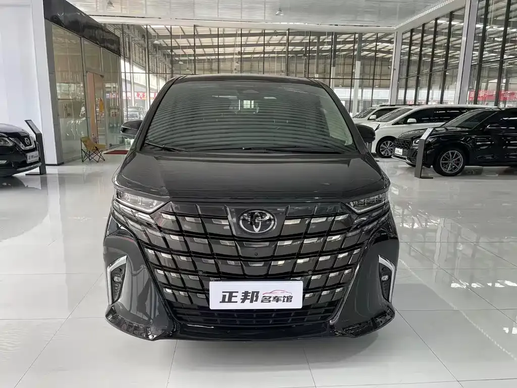 Toyota Alphard — фото 1