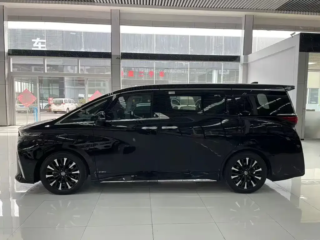 Toyota Alphard — фото 4