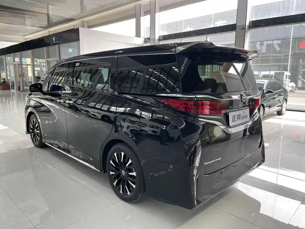 Toyota Alphard — фото 9