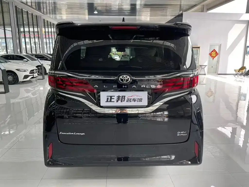 Toyota Alphard — фото 2