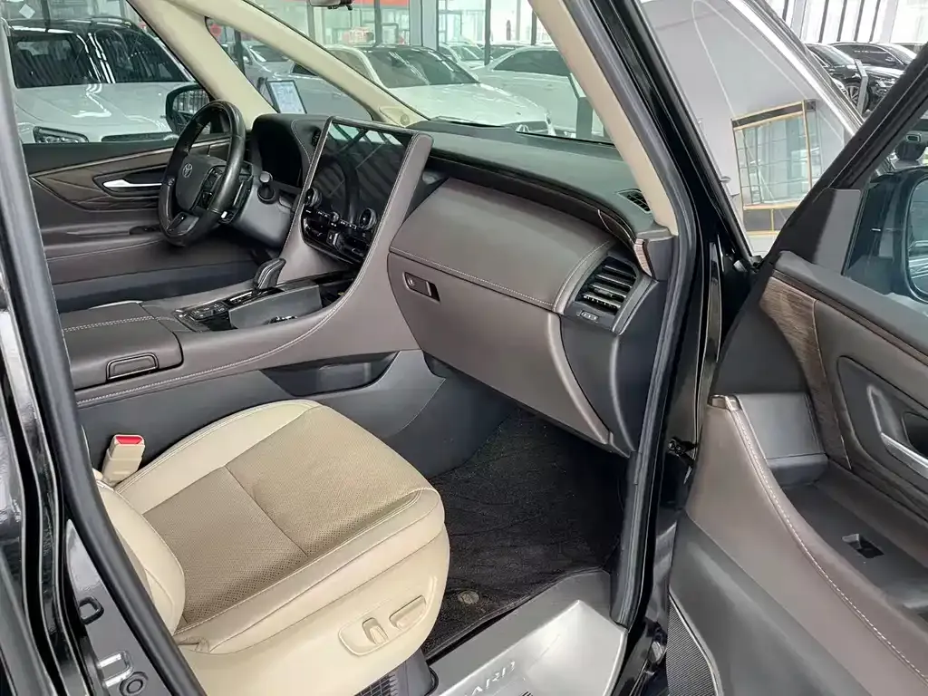 Toyota Alphard — фото 8
