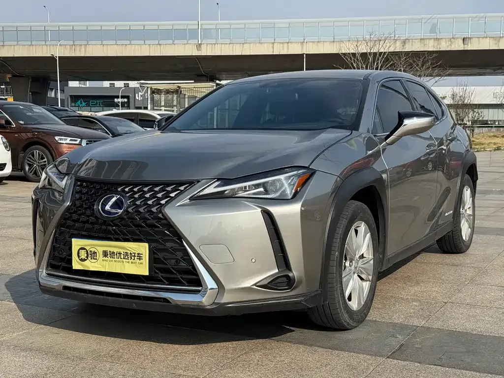Lexus UX — фото 1