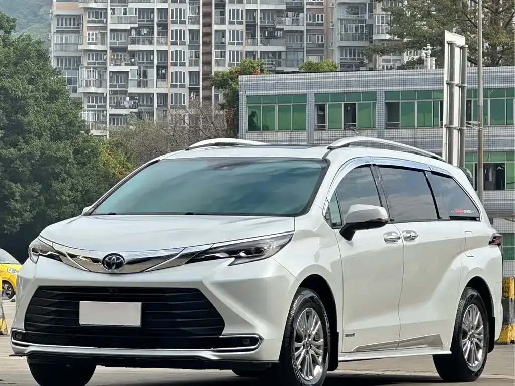 Toyota Sienna — фото 1