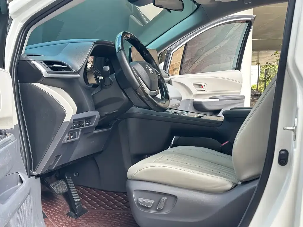 Toyota Sienna — фото 2