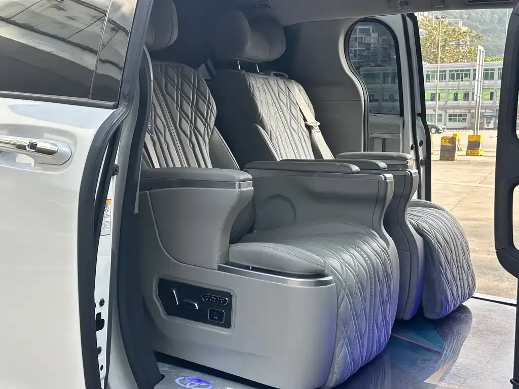 Toyota Sienna — фото 3