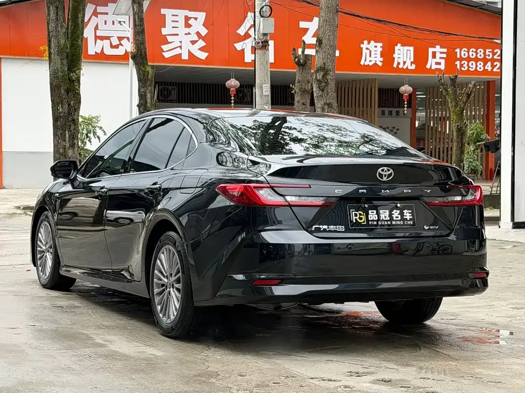 Toyota Camry — фото 5