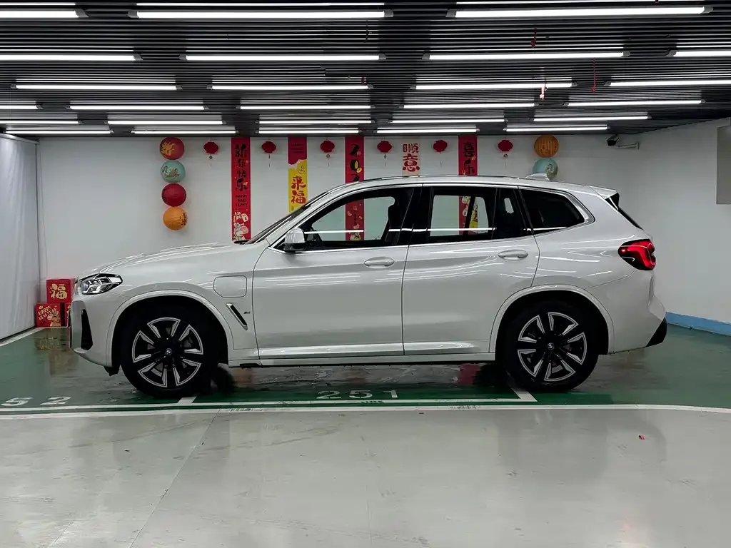 BMW iX3 — фото 6