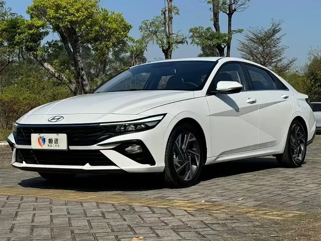 Hyundai Elantra — фото 1