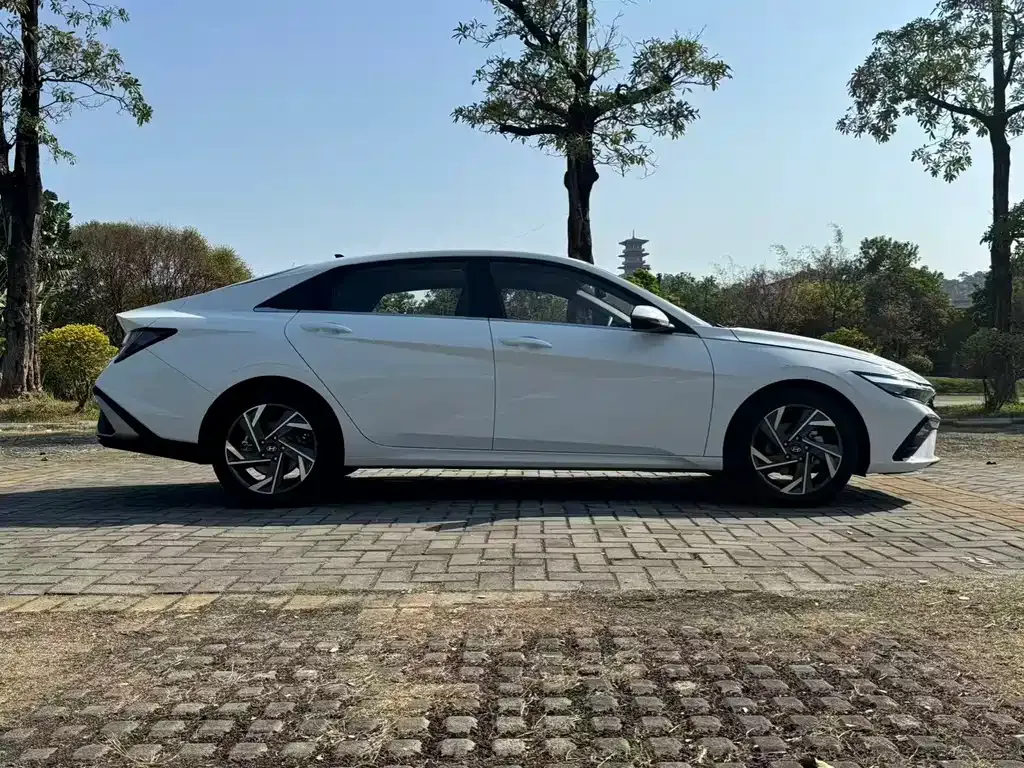 Hyundai Elantra — фото 7