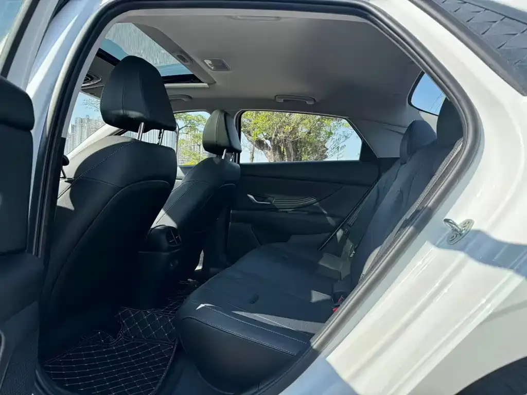 Hyundai Elantra — фото 10