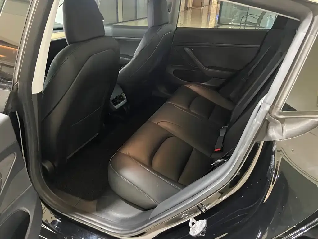Tesla Model 3 — фото 3