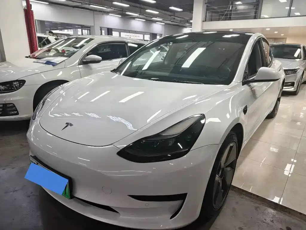 Tesla Model 3 — фото 1