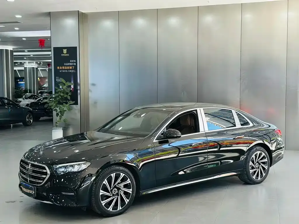 Mercedes-Benz E-Class — фото 1