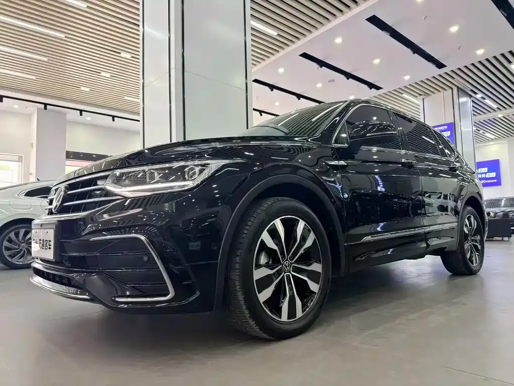 Volkswagen Tiguan L — фото 1