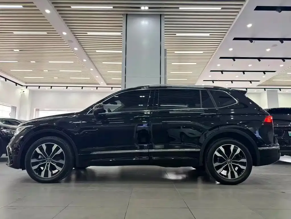 Volkswagen Tiguan L — фото 2