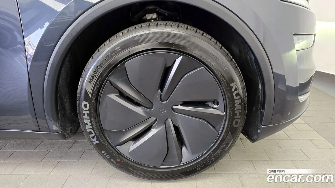 Tesla Model Y — фото 10