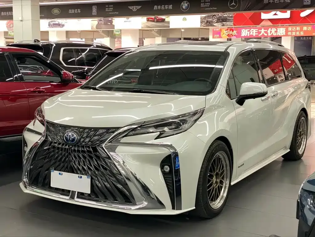 Toyota Sienna 2023 из CN, фото 1