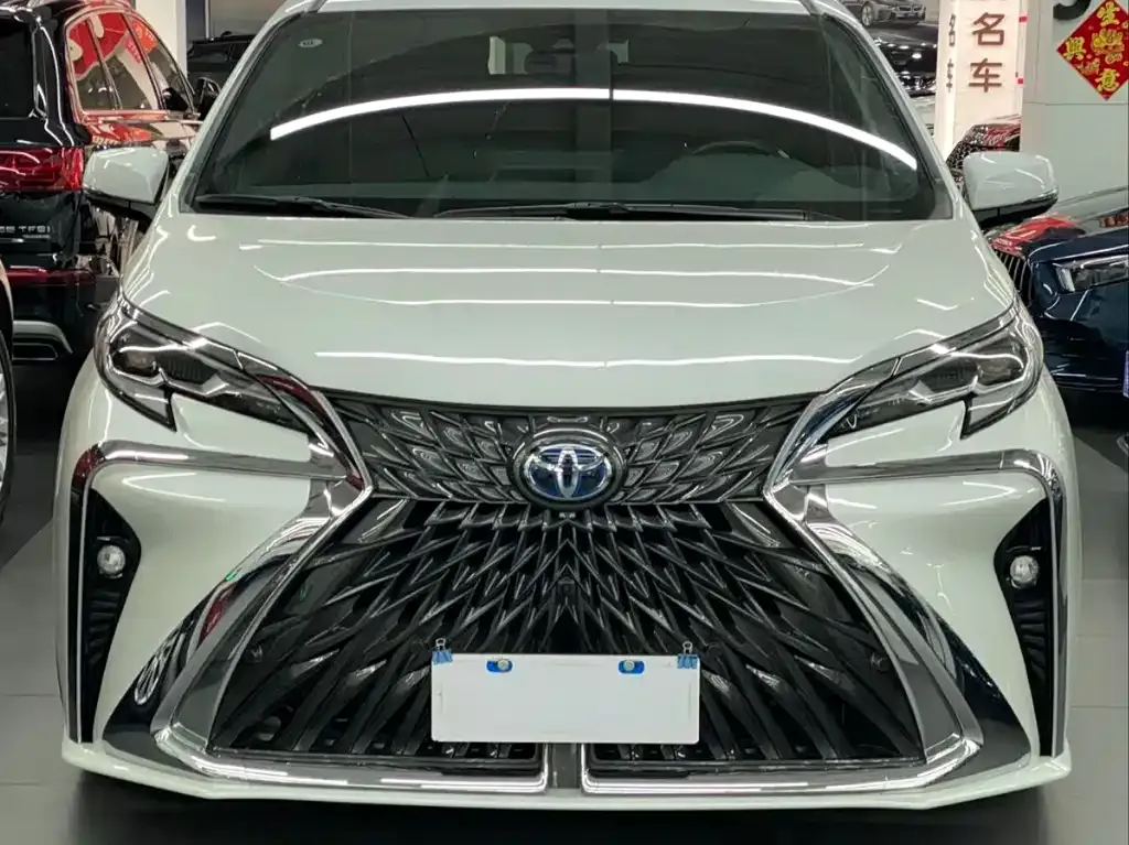 Toyota Sienna 2023 из CN, фото 2