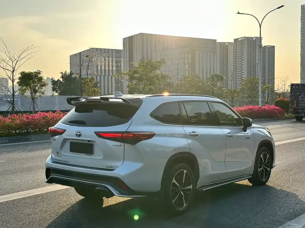 Toyota Crown Kluger 2022 из CN, фото 4