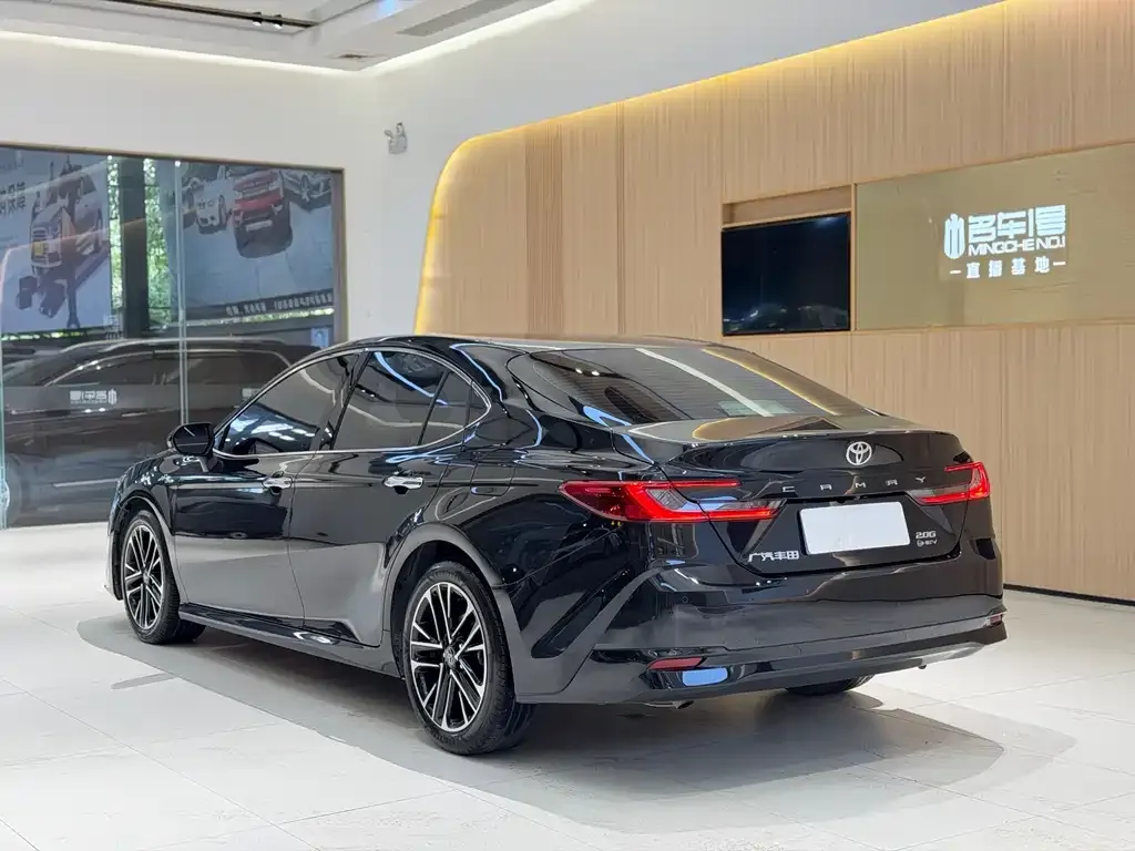 Toyota Camry — фото 5
