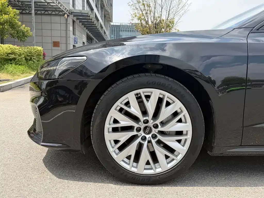 Audi A7L — фото 9