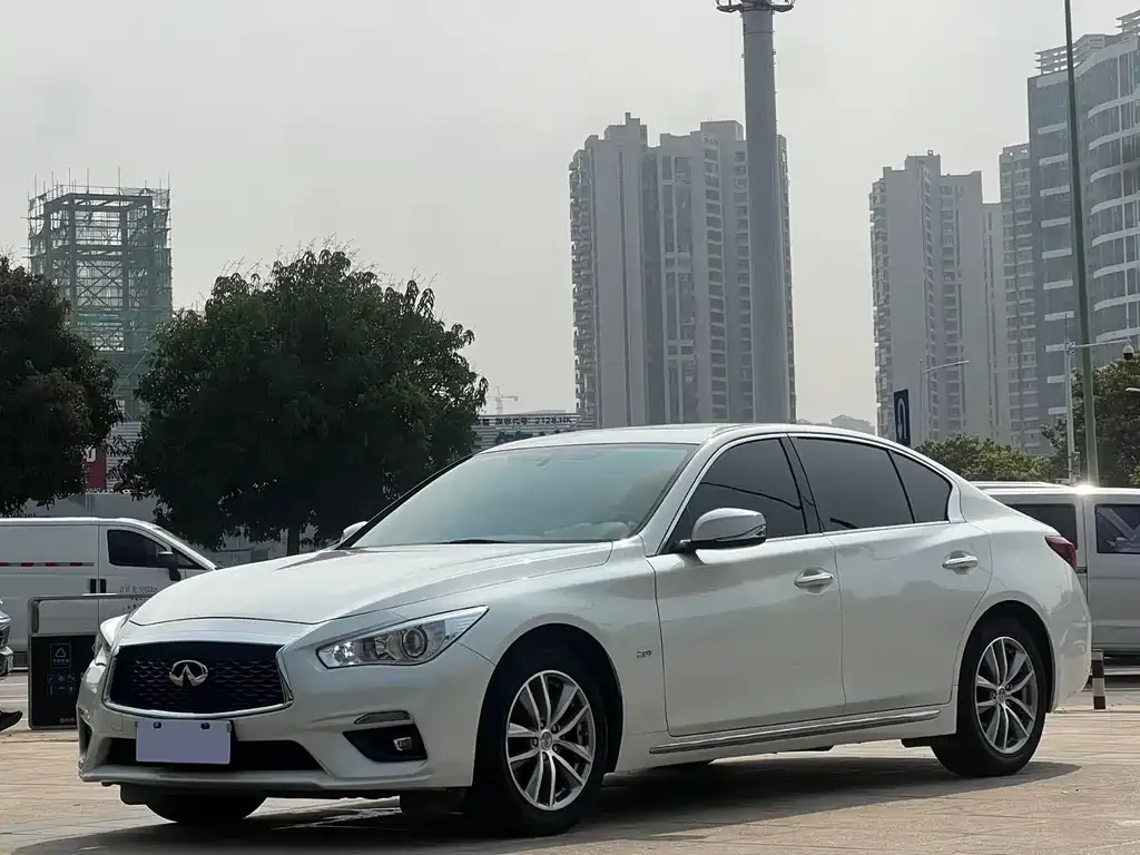 Infiniti Q50L — фото 1
