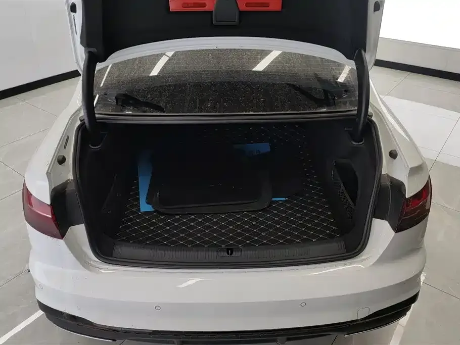 Audi A4L 2024 из CN, фото 3
