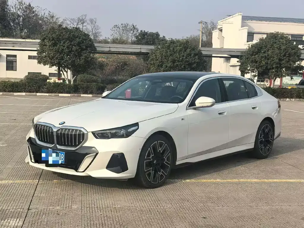 BMW 5 Series — фото 1