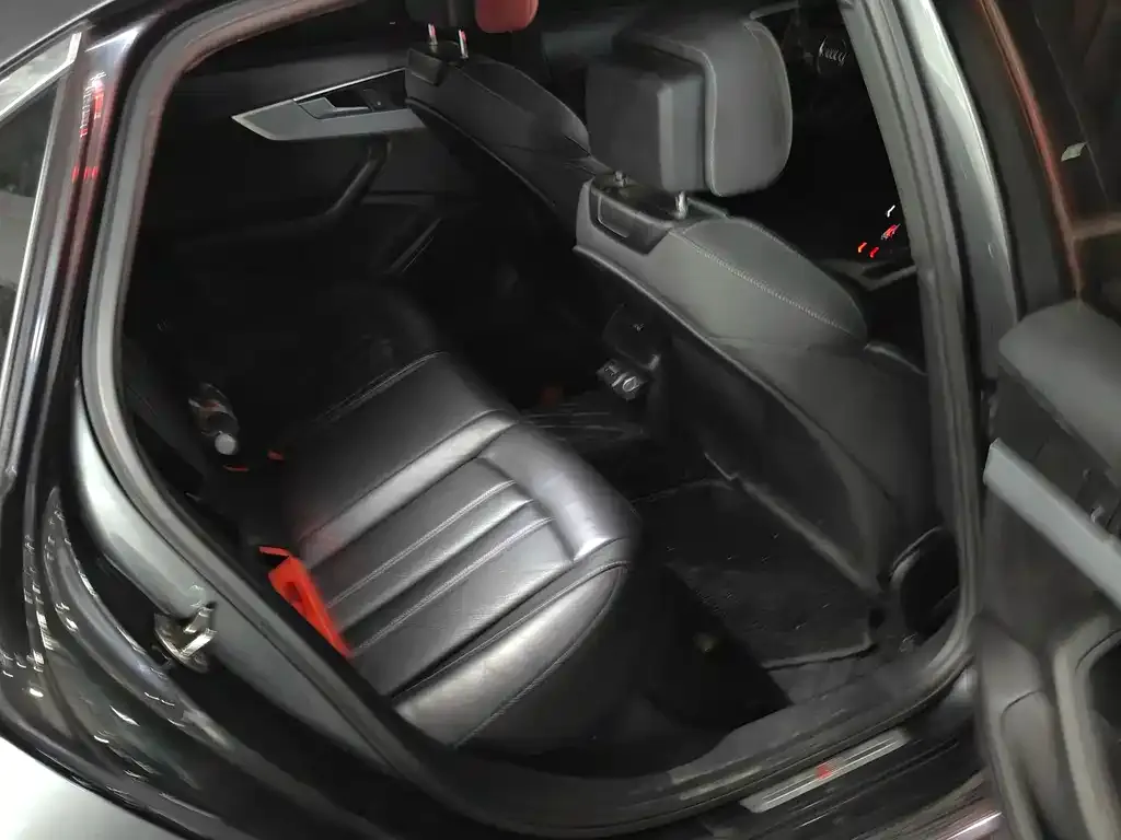 Audi A4L 2022 из CN, фото 10