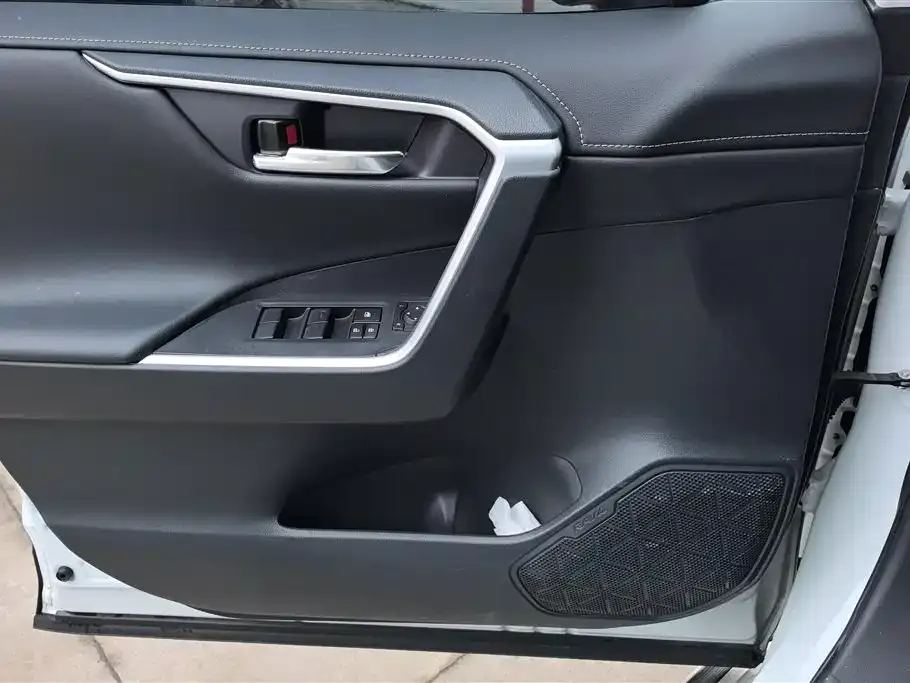 Toyota RAV4 — фото 9