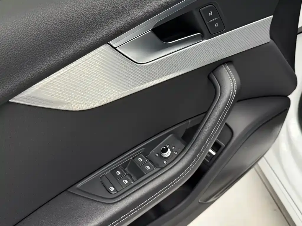 Audi A4L 2021 из CN, фото 4