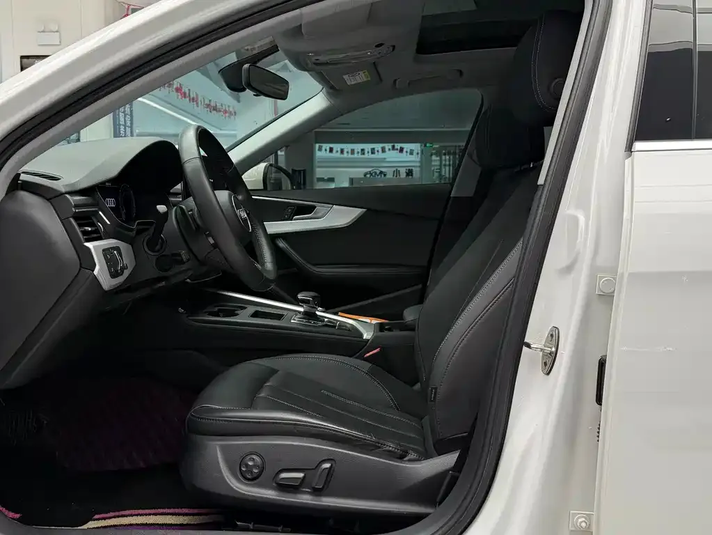 Audi A4L 2021 из CN, фото 2
