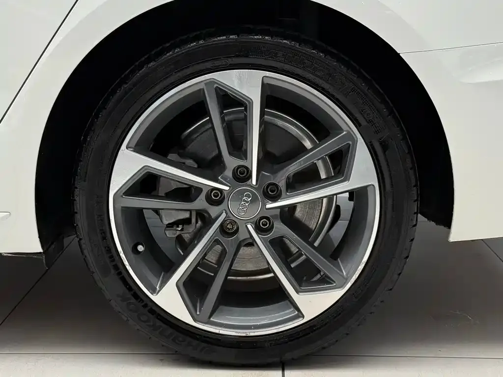 Audi A4L 2021 из CN, фото 5