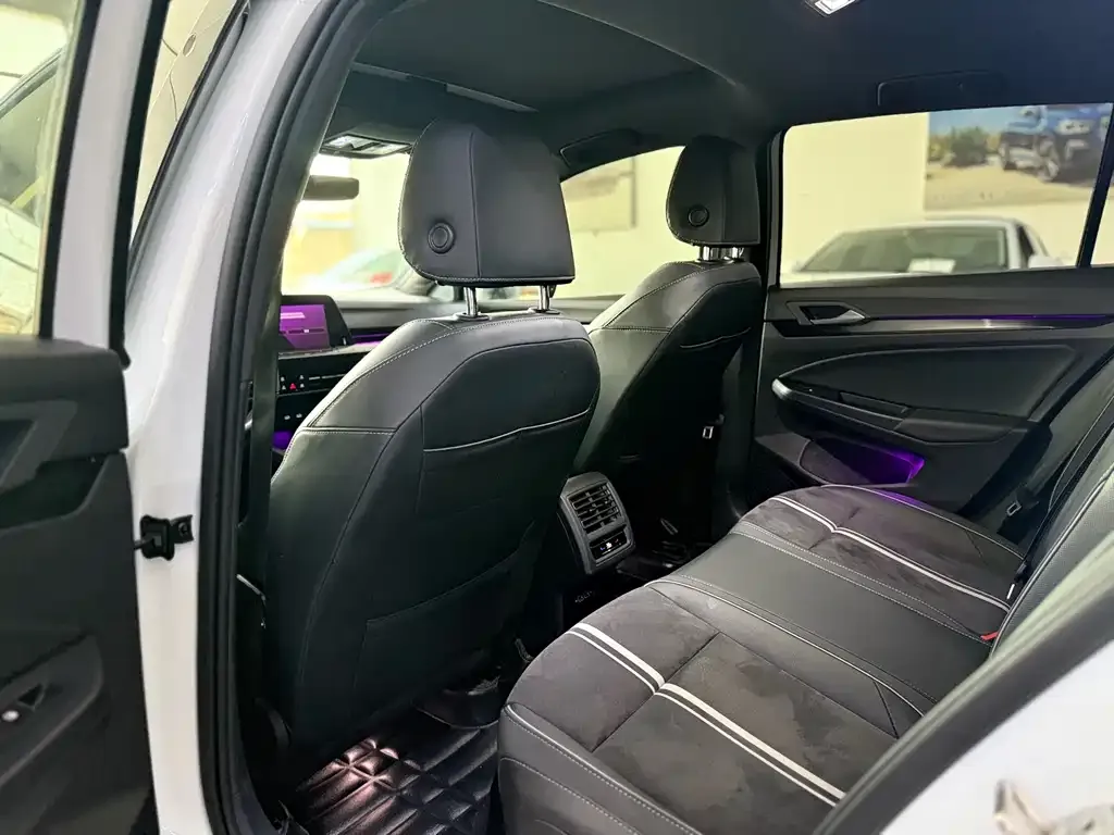 Volkswagen Golf 2023 из CN, фото 7