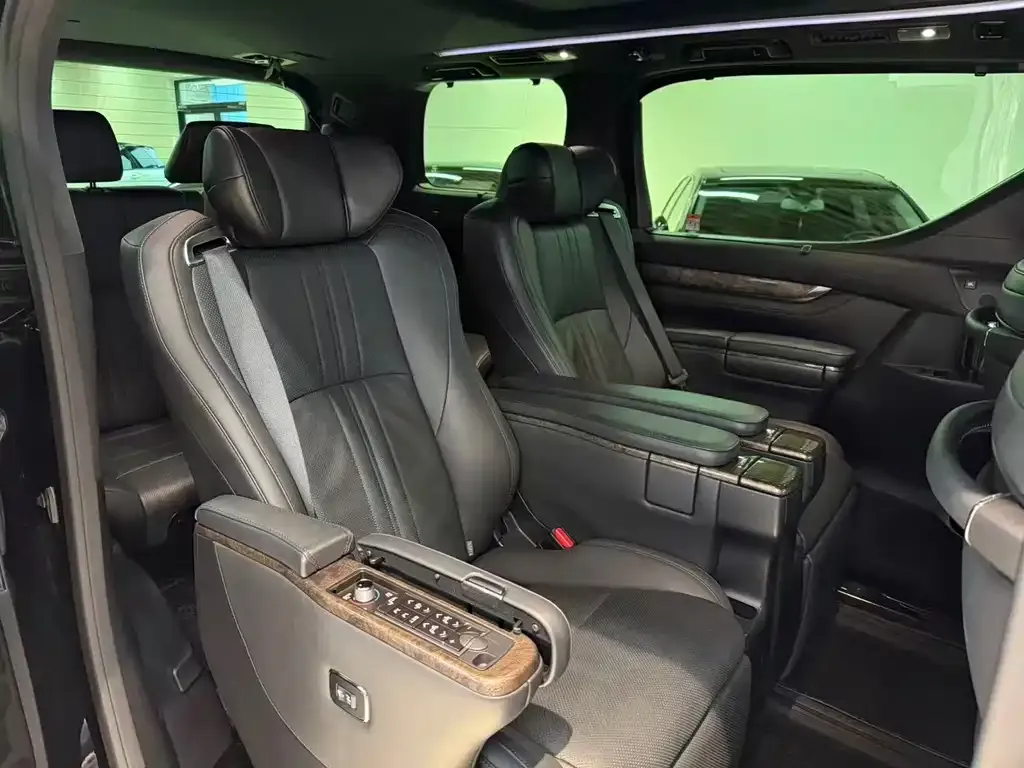 Toyota Vellfire 2023 из CN, фото 5