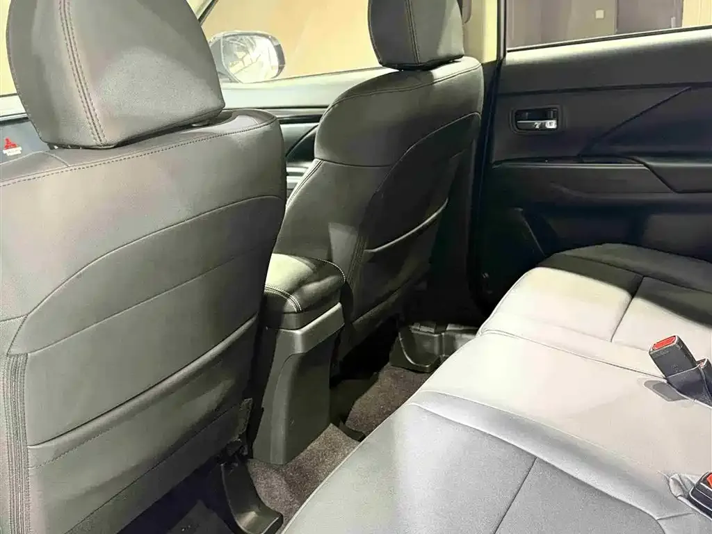 Mitsubishi Outlander 2022 из CN, фото 10