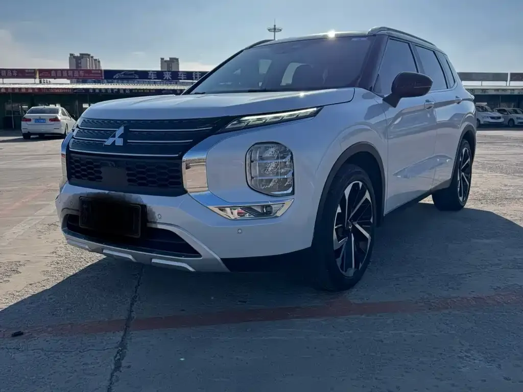 Mitsubishi Outlander 2023 из CN, фото 1