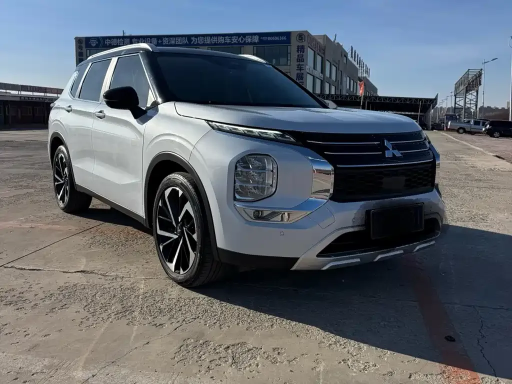 Mitsubishi Outlander 2023 из CN, фото 2