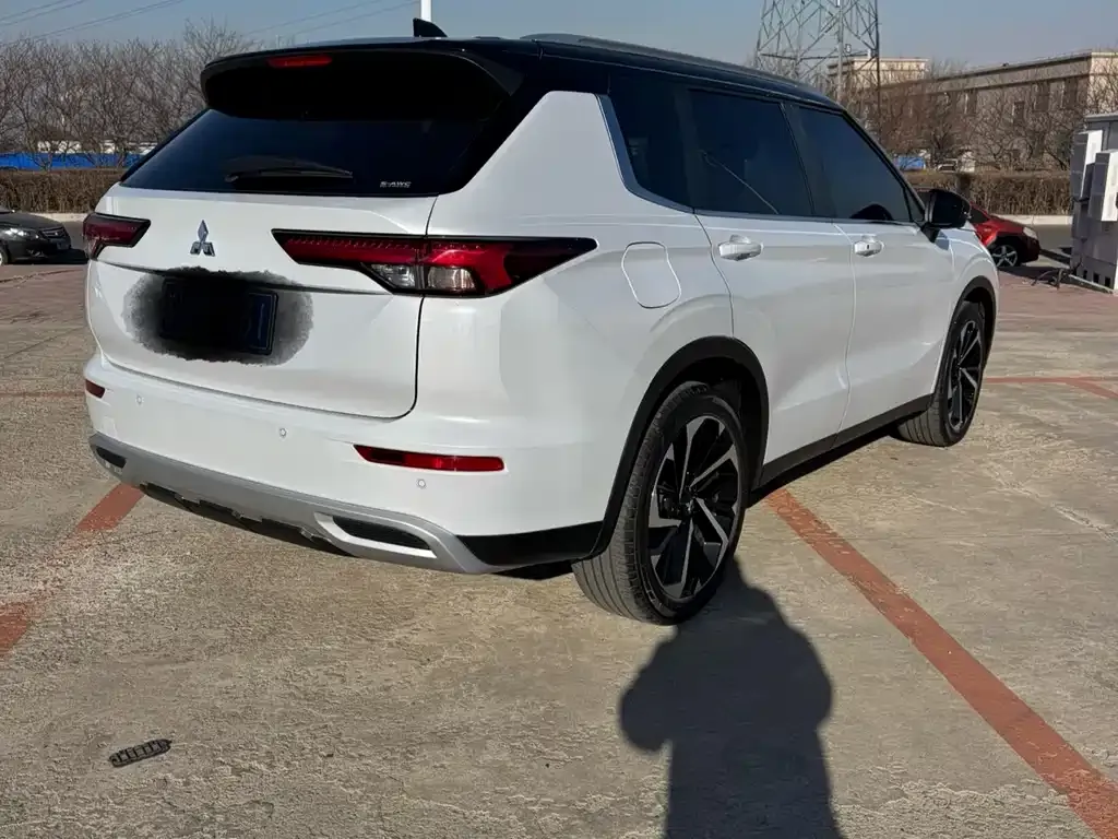 Mitsubishi Outlander 2023 из CN, фото 8