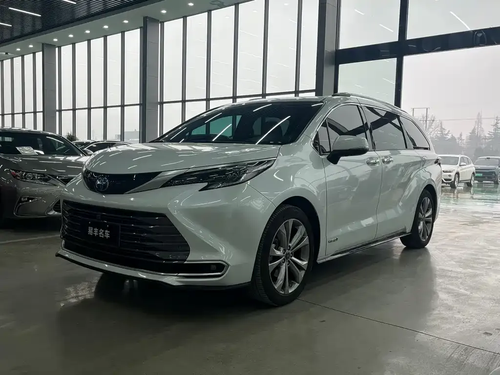 Toyota Sienna — фото 1