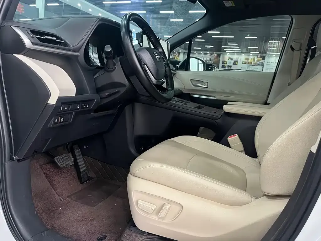 Toyota Sienna — фото 9