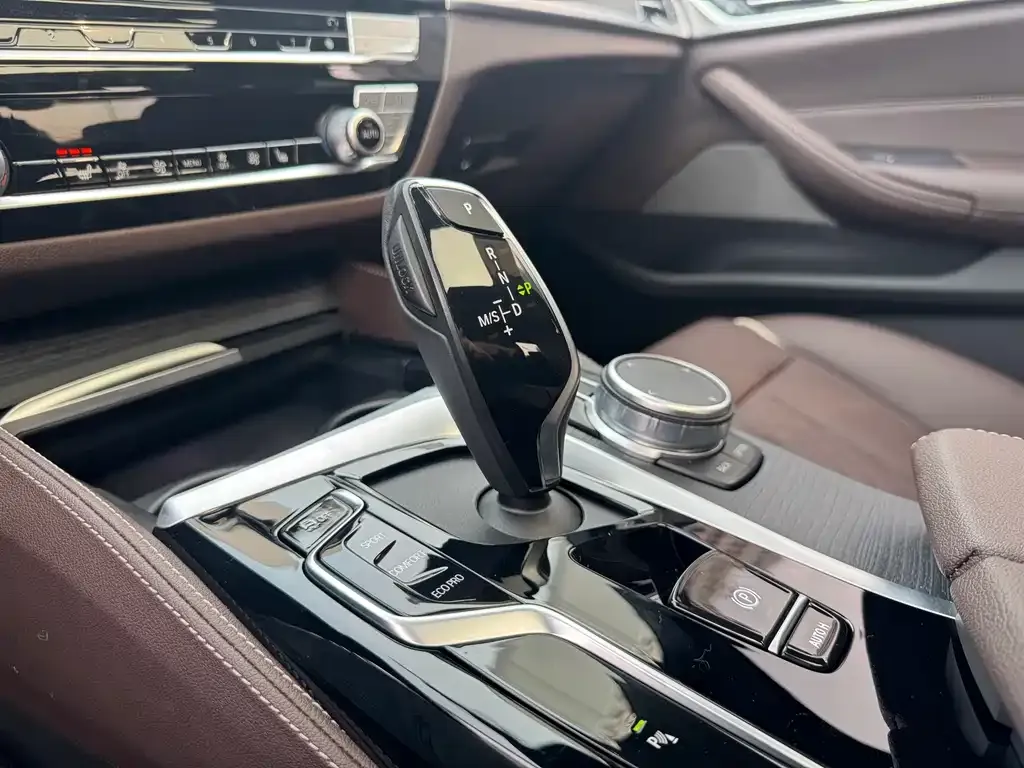 BMW 5 Series — фото 9