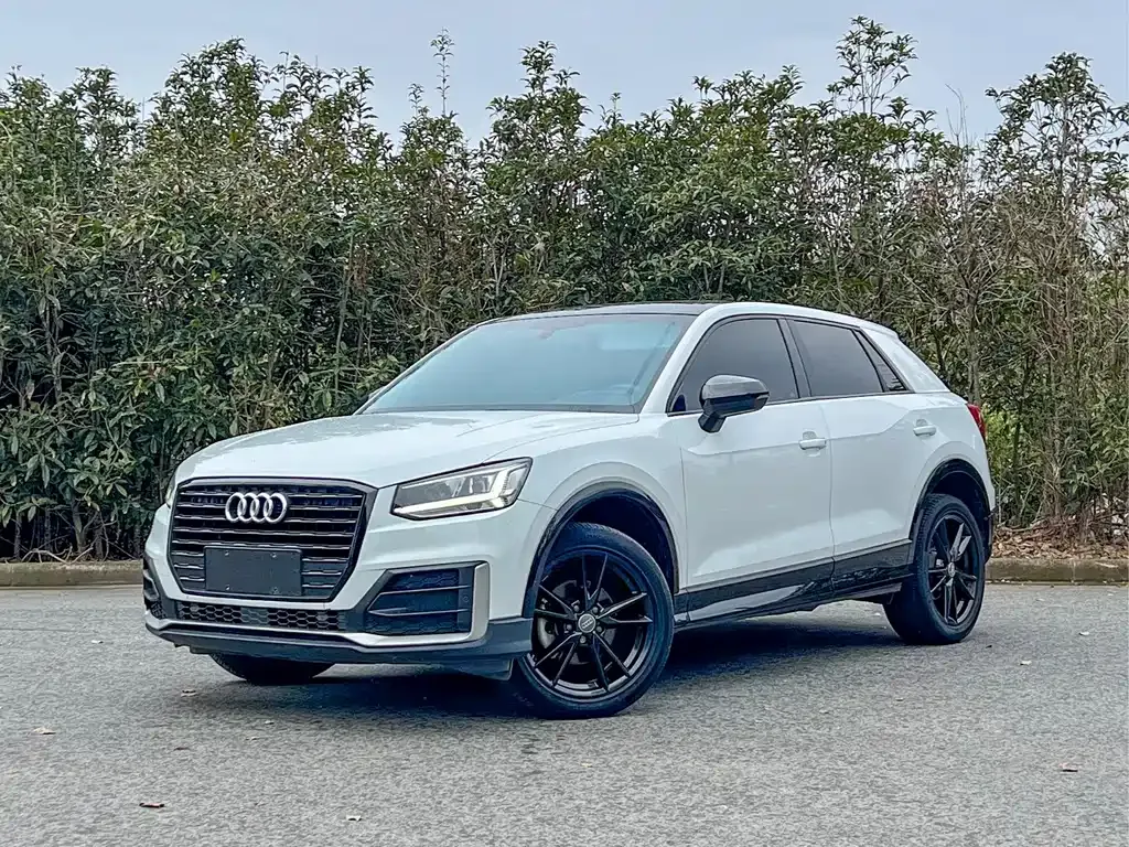 Audi Q2L — фото 1