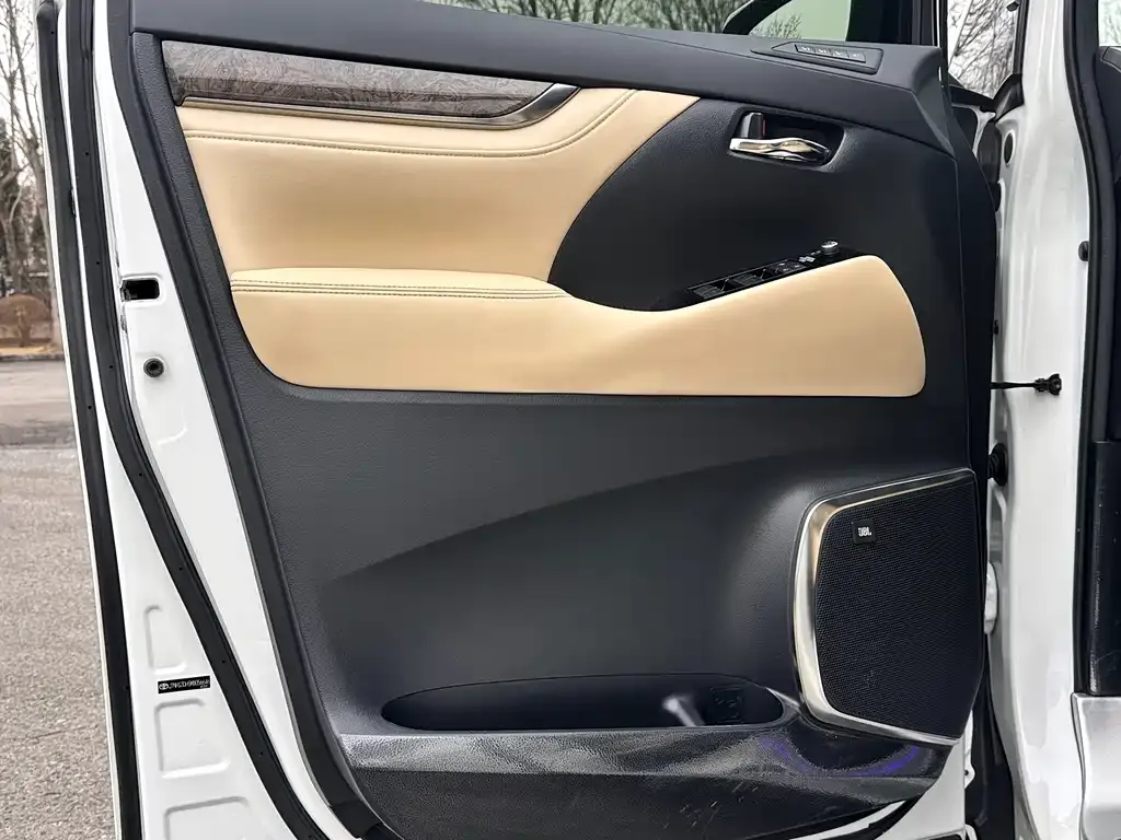 Toyota Vellfire — фото 9