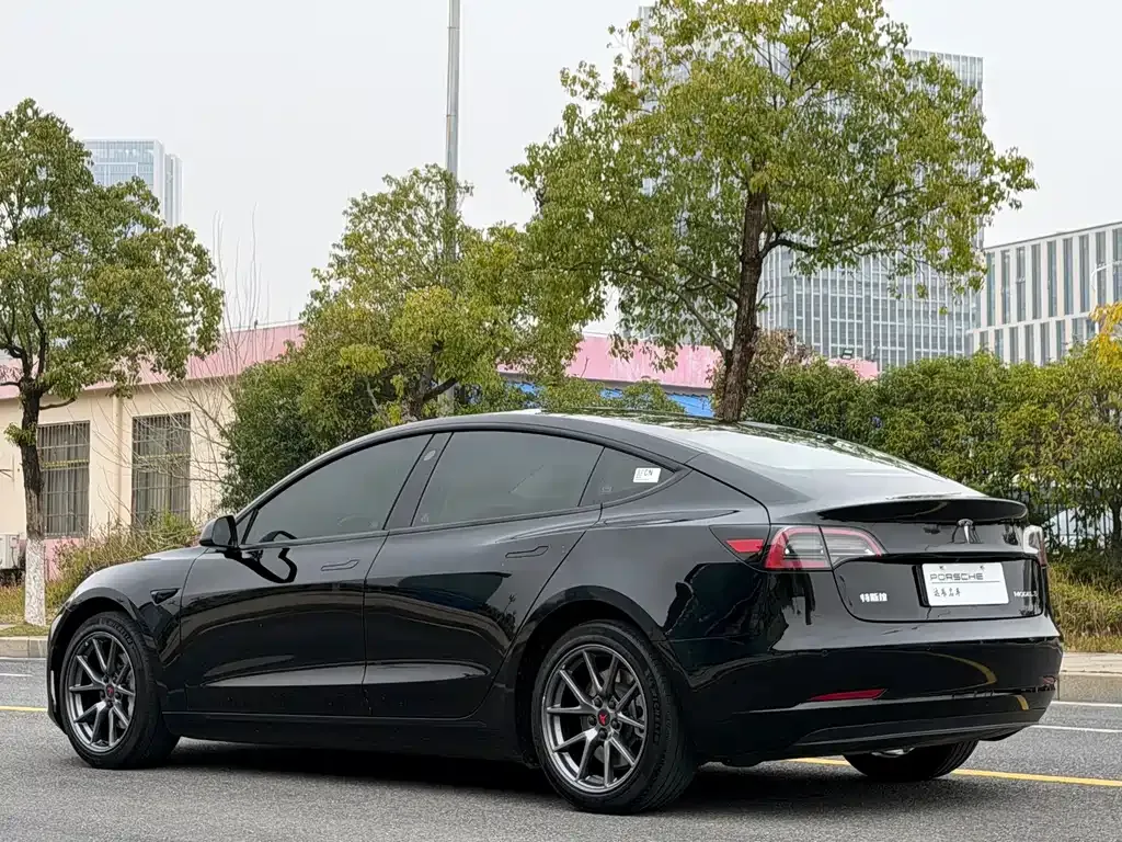 Tesla Model 3 — фото 10
