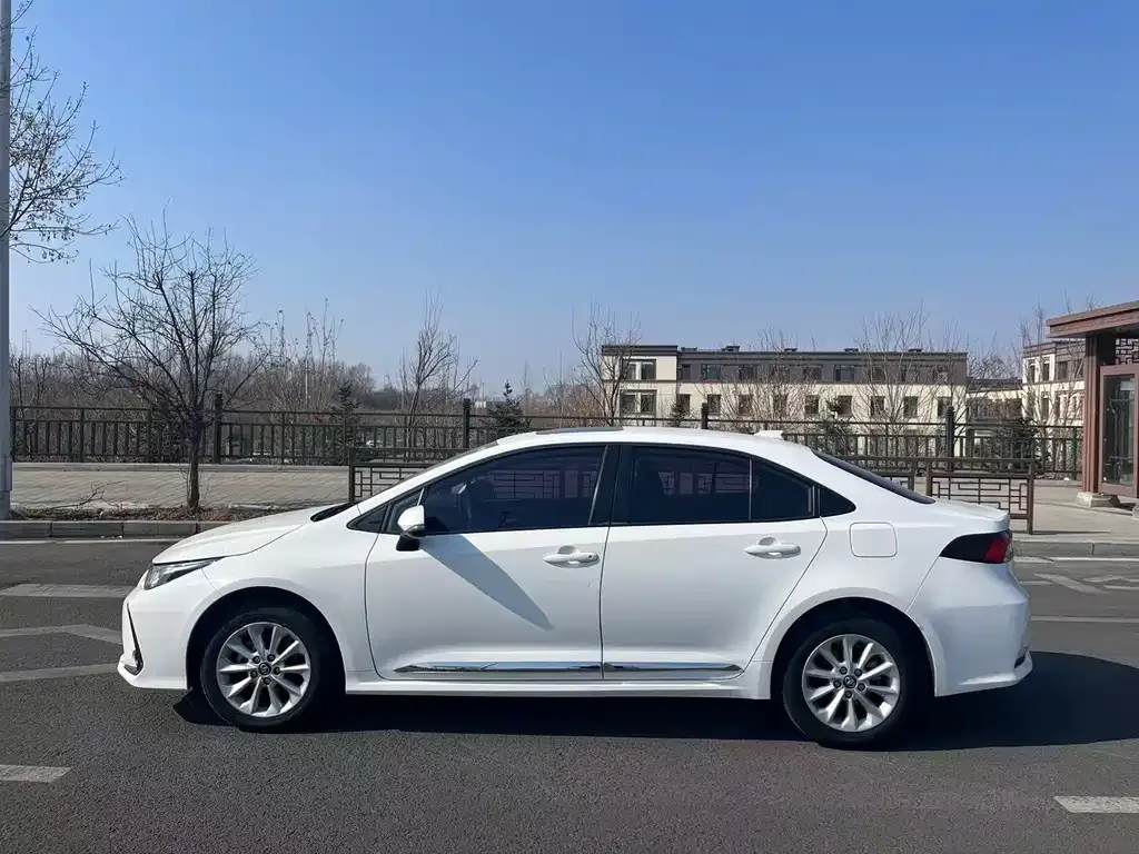 Toyota Corolla — фото 10