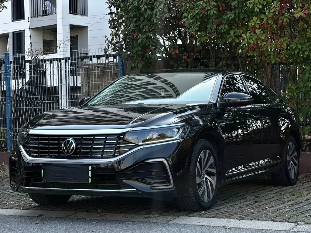 Volkswagen Passat New Energy — фото 1