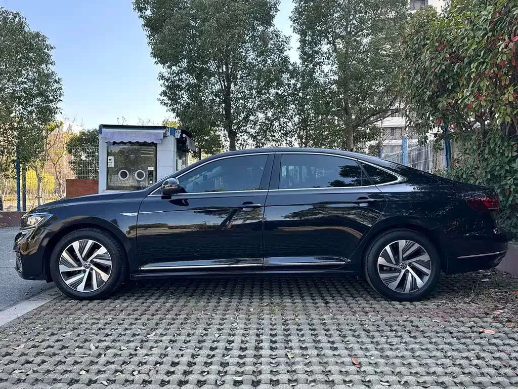 Volkswagen Passat New Energy — фото 10