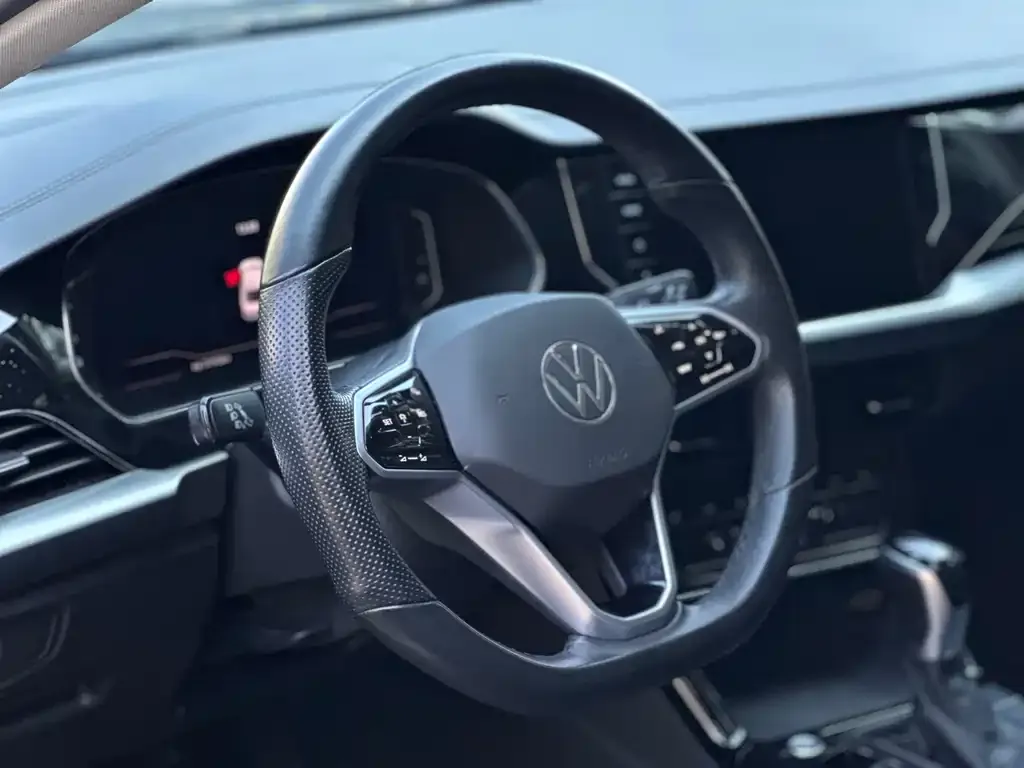 Volkswagen Passat New Energy — фото 3